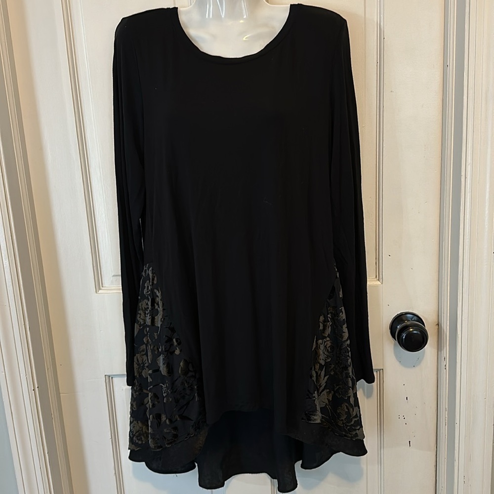 Beautiful 😍 LOGO Black Top with Burnout Velvet size small - Picture 3 of 13